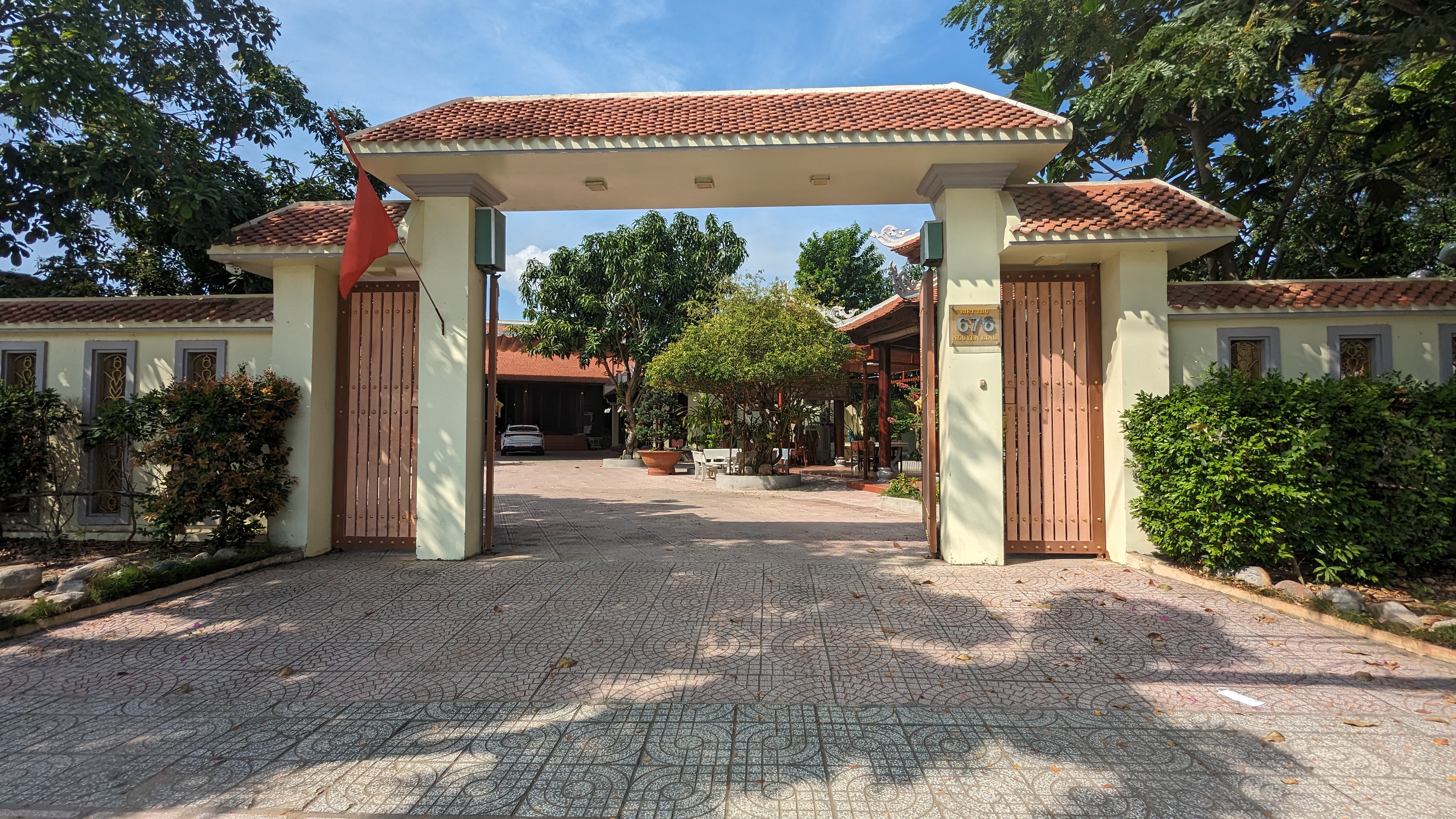 Bán nhà và 2000m2 vườn cây, nội thất full gỗ quý